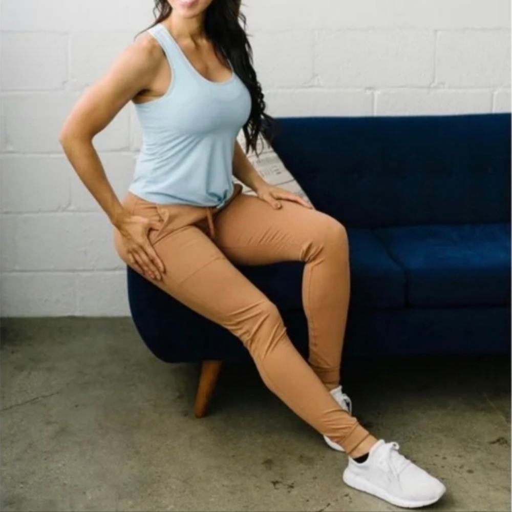 Zyia Joggers in Camel XS